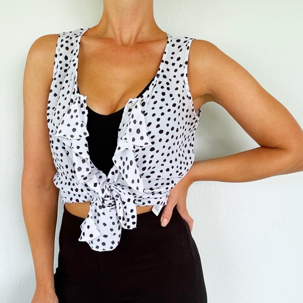 Spense white black Dalmatian print ruffle button sleeveless blouse size small